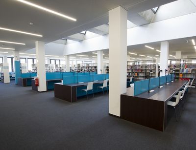 Arbeitsplätze und Bücherregale in der Bibliothek Medizin und Naturwissenschaften