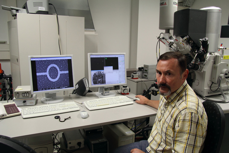 zur Vergrößerungsansicht des Bildes: Dr. Winfried Böhlmann bei der Arbeit mit dem Dual Beam Microscope Nova NanoLab 200