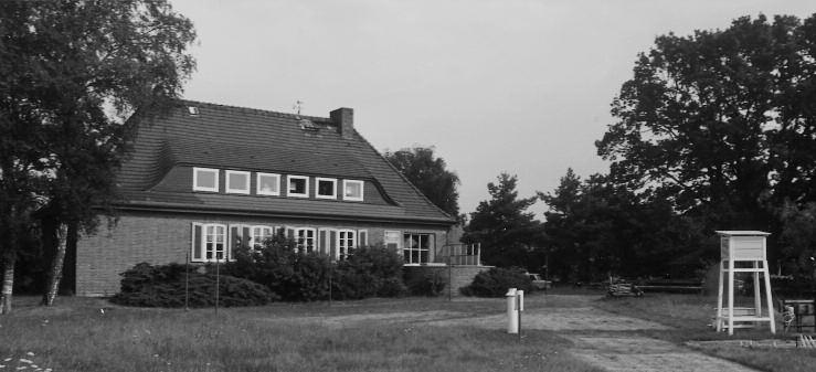 enlarge the image: Garden view of the Maritime Observatory in Zingst with meteorological measuring field. Photo: HFBS Leipzig