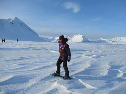 Heike Kalesse lernt das Schneeschuhlaufen bei eisigen Schneeverhältnissen in der Arktis während der Vorbereitungen für das MOSAiC-Feldexperiment. Foto: Holger Deckelmann / Alfred-Wegener-Institut