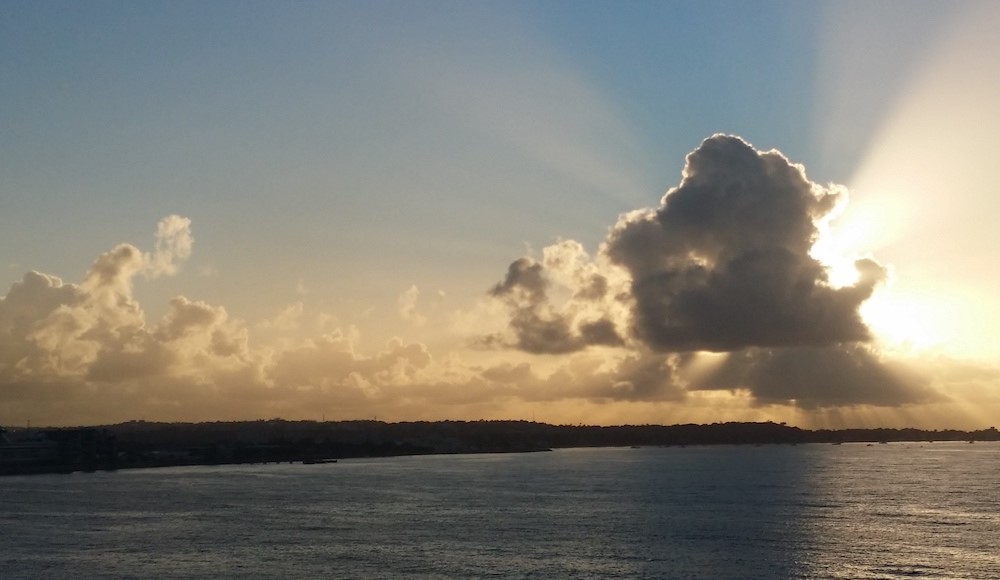 zur Vergrößerungsansicht des Bildes: Cumuluswolken in verschiedenen Entwicklungsstadien über Barbados kurz nach Sonnenaufgang. Heike Kalesse-Los / Universität Leipzig