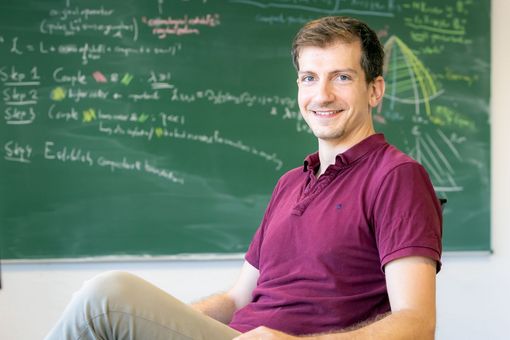 Prof. Ph.D. Dejan Gajic forscht zur Physik von Schwarzen Löchern.