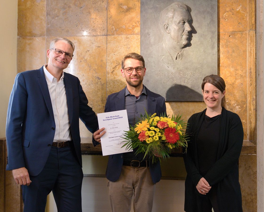 Prof. Dr. Marius Grundmann mit dem Preisträger des „Felix Bloch Early Investigator Award 2022” Dr. Robin Gühne und der Vortragenden Prof. Dr. Monika Aidelsburger (von links nach rechts)