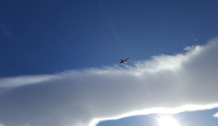 Forschungsflugzeug Polar5 von unten betrachtet, das am Wolkenrand entlang fliegt. Foto: Michael Schäfer / Universität Leipzig