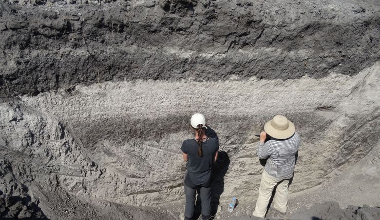 Zwei WissenschaftlerInnen führen eine Aufnahme einer ca. 4 Meter hohen Profilwand mit unterschiedlichen Sedimentschichten in Georgien durch, Foto: H. von Suchodoletz