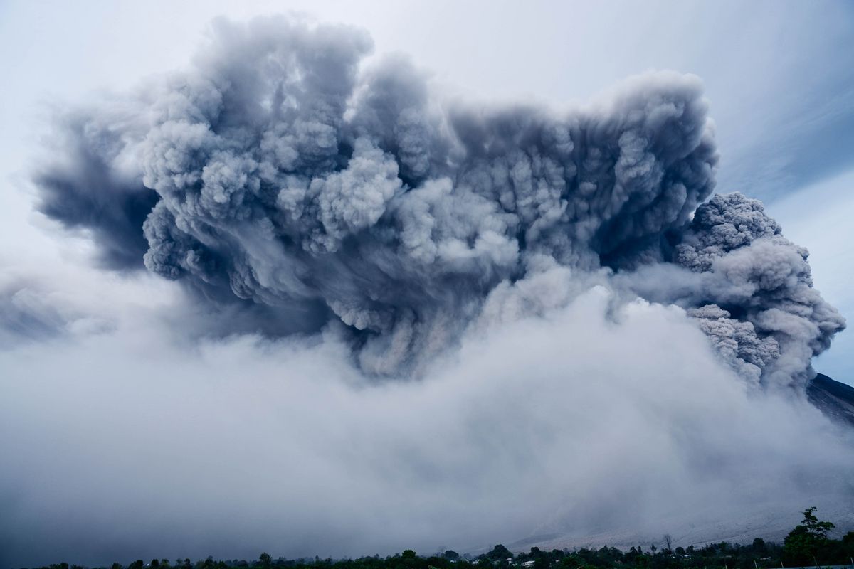 zur Vergrößerungsansicht des Bildes: Dunkle Wolken treten Wolken treten aus einem Vulkan aus - ein potenziell wichtiger Effekt auf das Klima. Foto: Yosh Ginsu