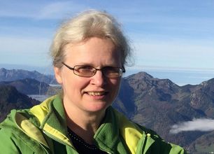 Foto von Prof. Dr. Ina Tegen mit Bergen im Hintergrund