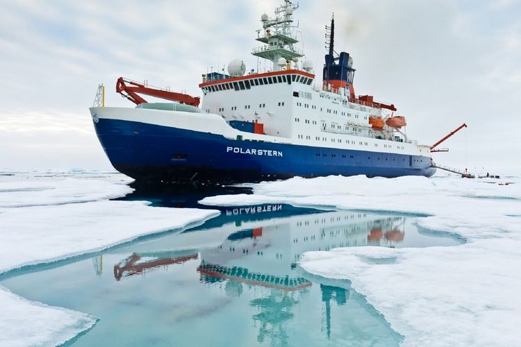 Das Forschungsschiff "Polarstern" bei einer Eisstation in der zentralen Arktis.