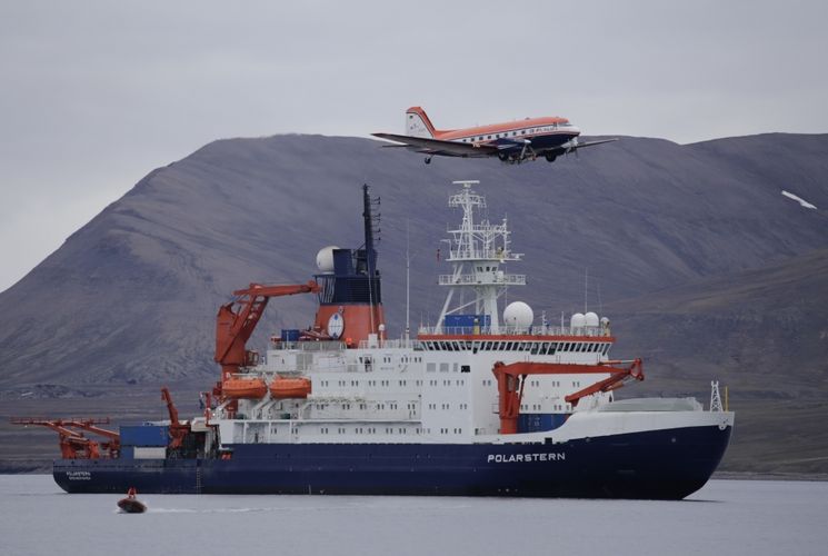 Das Forschungsfluzeug Polar 5 überfliegt das Forschungsschiff Polarstern bei einem Zwischenstopp auf Spitzbergen (2015).