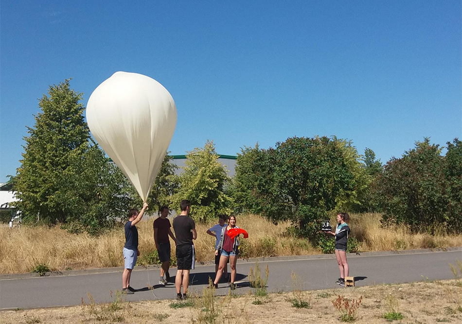 Schülerinnen, Schüler und Studierende beim Start eines selbst gebauten Stratosphärenballons