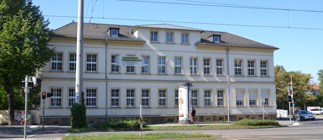Aufnahme des Institutsgebäude bei Tag aus Sicht des Ostplatzes, Foto: privat