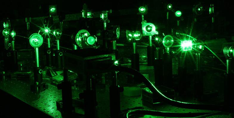 Konfokales Mikroskop mit grünem Laserlicht
