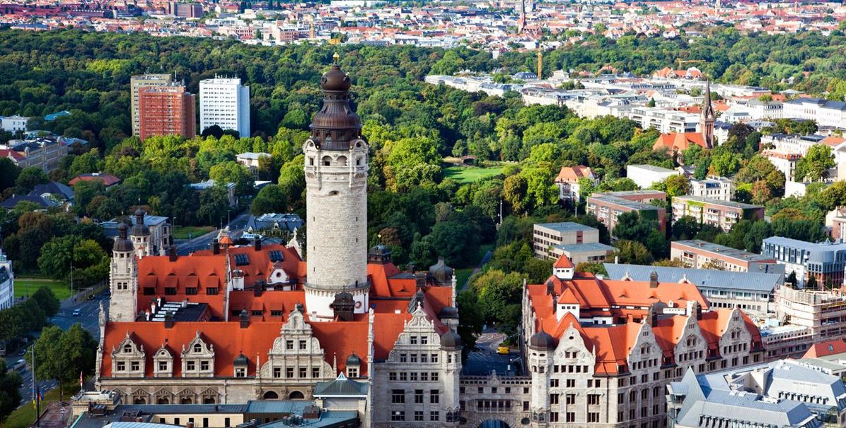 Luftaufnahme des neuen Rathauses und des Johannaparks in Leipzig