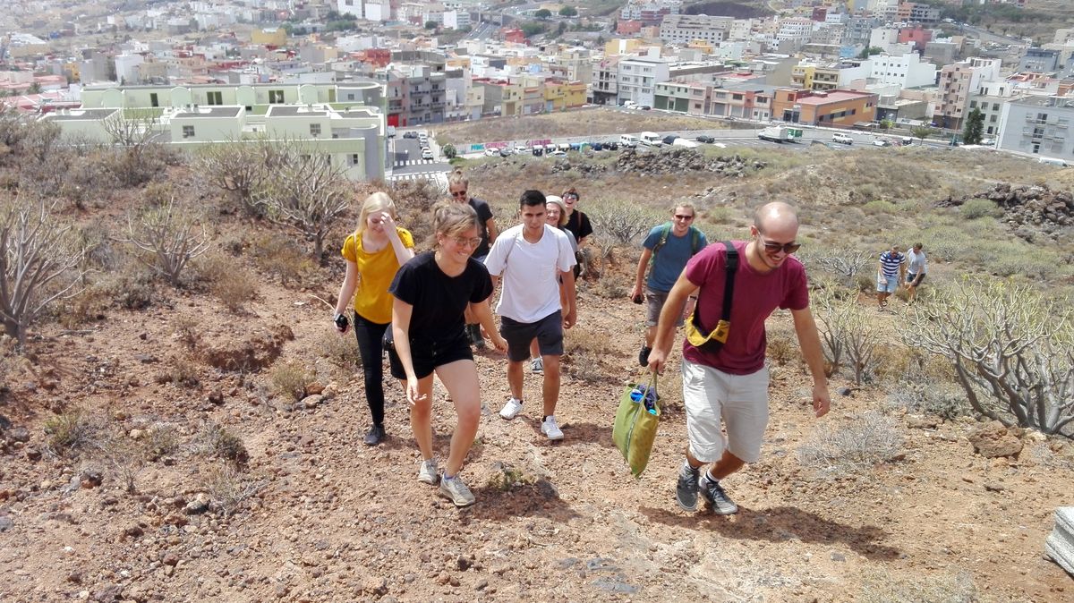 Eine Gruppe junger Menschen steigt auf eine Anhöhe auf Teneriffa (Spanien).