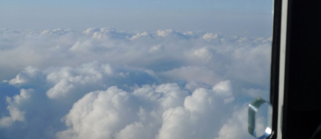 Blick aus dem Flugzeug auf arktische Mischphasenwolken während der HALO-AC3 Kampagne westlich von Spitzbergen. Foto: Maximilian Maahn / Universität Leipzig
