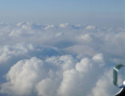 Blick aus dem Flugzeug auf arktische Mischphasenwolken während der HALO-AC3 Kampagne westlich von Spitzbergen. Foto: Maximilian Maahn / Universität Leipzig