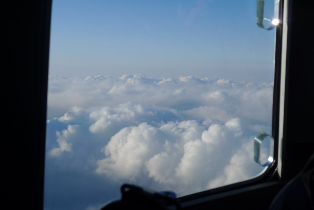 zur Vergrößerungsansicht des Bildes: Blick aus dem Flugzeug auf arktische Mischphasenwolken während der HALO-AC3 Kampagne westlich von Spitzbergen. Foto: Maximilian Maahn / Universität Leipzig