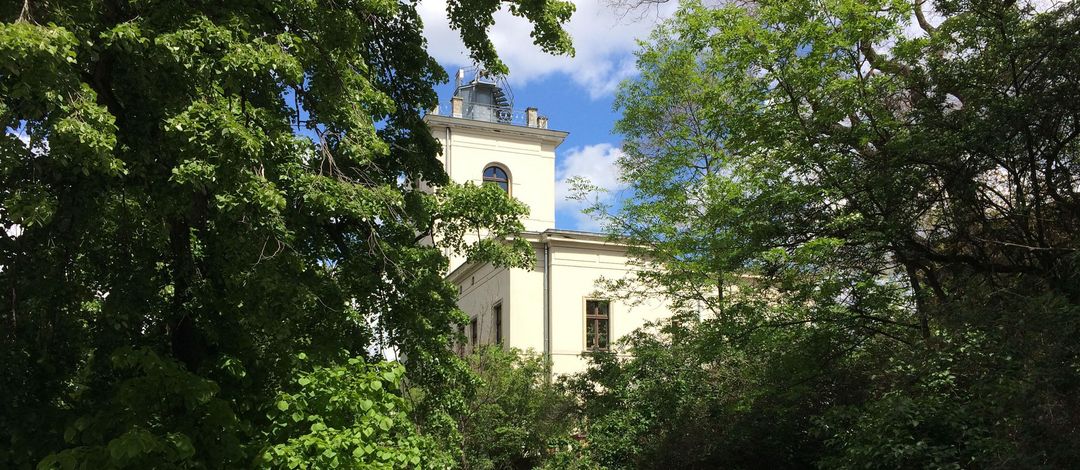 Leipzig Institute of Meteorology in the former observatory on Stephanstraße with trees in the foreground. Photo: Katrin Schandert