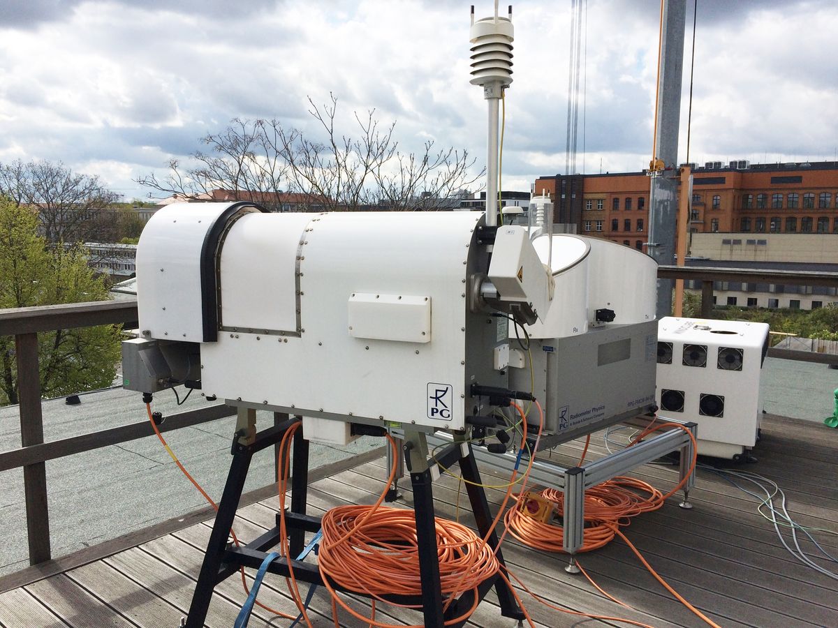 Satellitengebundene Beobachtung: LIMHAT auf dem Dach des Leipziger Instituts für Meteorologie. Foto: Katrin Schandert / Universität Leipzig