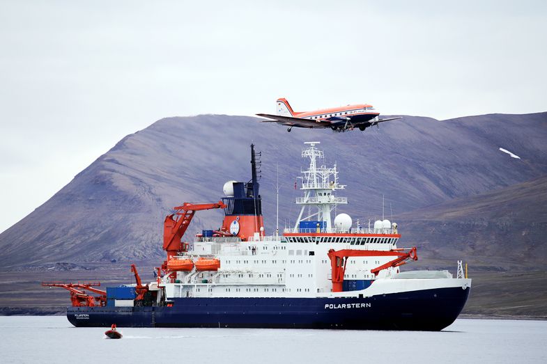 Das Forschungsfluzeug Polar 5 im Jahr 2015 beim Überfliegen des Forschungsschiffs Polarstern.