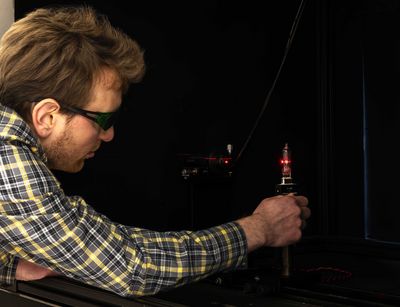 An optical table with corresponding mounting brackets and an alignment laser is used to characterise the optical sensors. Photo: Swen Reichhold