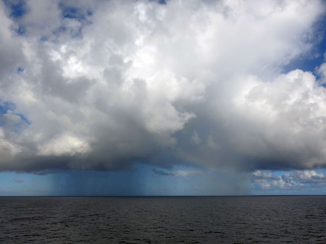 Regenschauer über dem tropischen Atlantik, aufgenommen vom Forschungsschiff Polarstern.