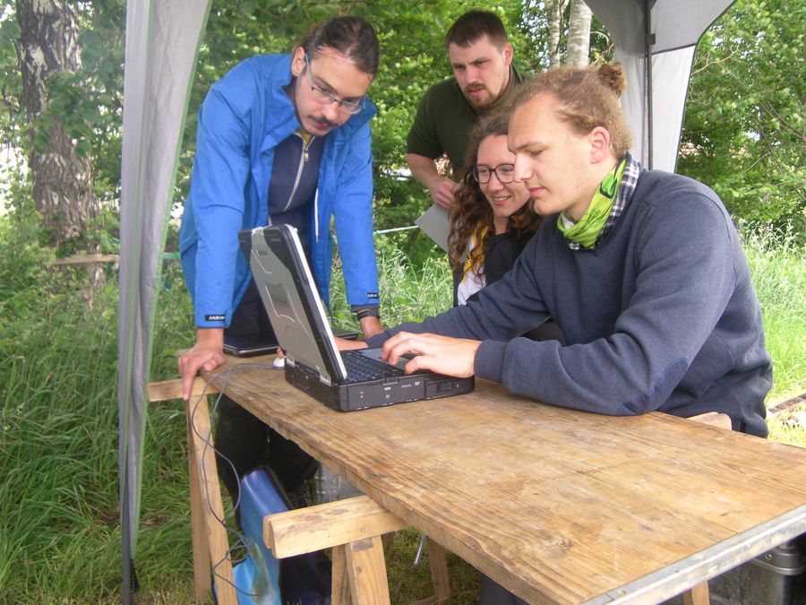 Studierende führen eine Erstauswertung der im Feld erhobenen Daten am Computer durch, Foto. C. Zielhofer