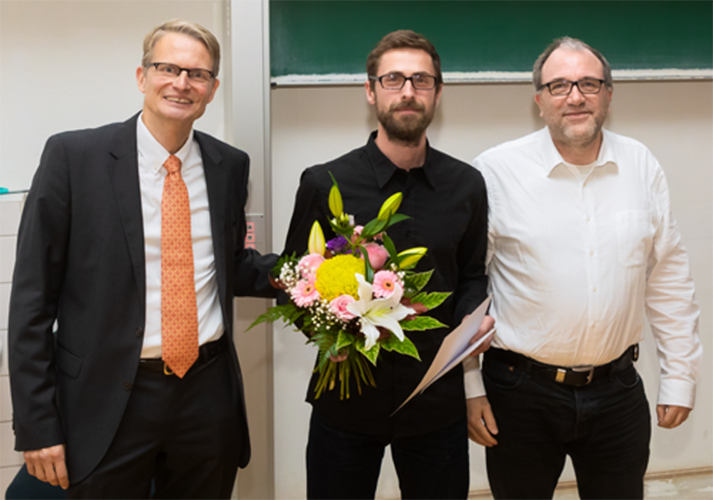 Der Preisträger mit Institutsdirektor Prof. Dr. Marius Grundmann und dem Betreuer der Promotion Prof. Dr. Jan Meijer