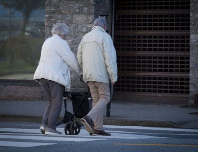Älteres Ehepaar läuft über die Straße