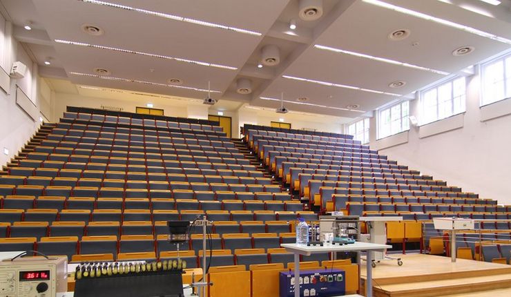 Stuhlreihen im Großen Hörsaal der Fakultät für Physik und Geowissenschaften 