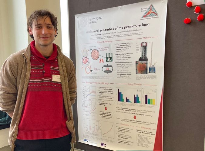 PhD candidate Jonas Naumann in front of his poster