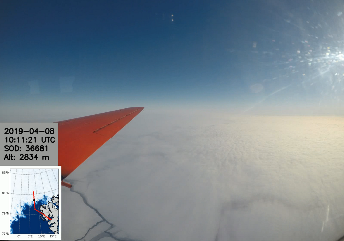 Bildaufnahme aus dem Seitenfenster der Polar 5 zeigt die Abnahme der dichten Bewölkung im Eiskantenbereich beim Übergang vom offenen Meer zum eisbedeckten Untergrund. Foto: Universität Leipzig