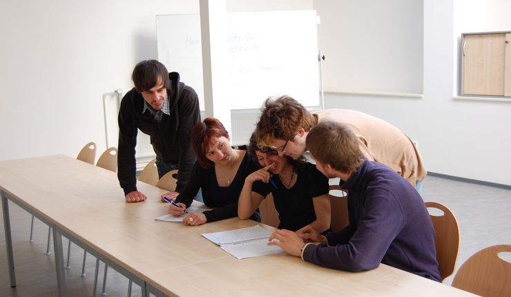 Aufnahme einer Gruppe Studierende bei einer Besprechung im Medienlabor, Foto: Gudrun Mayer