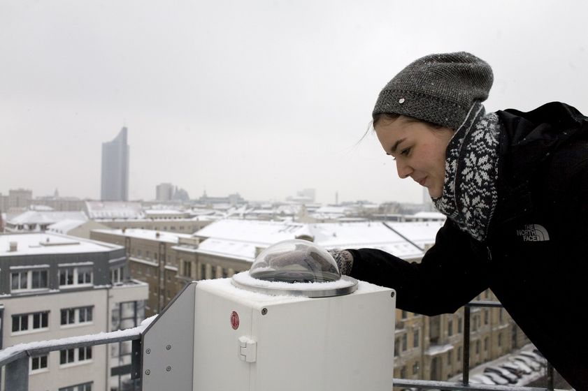 Studentin steht auf einem Dach und es ist Winter, Foto: Christian Hüller