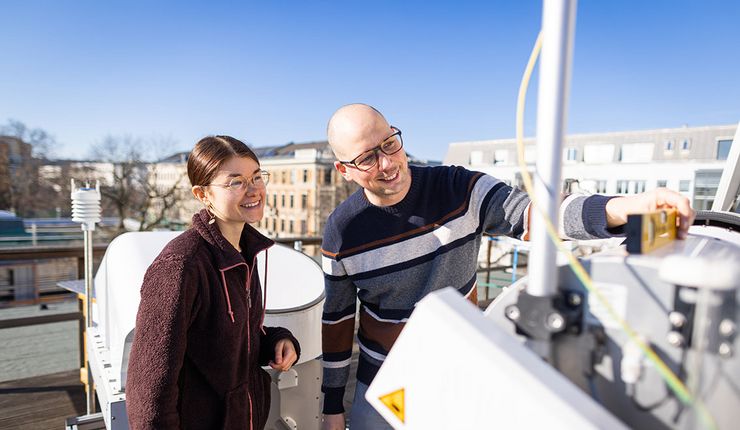 Nina Maherndl and Dr Maximlian Maahn monitoring a measuring device on the roof of the Leipzig Institute of Meteorology. Photo: Christian Hüller