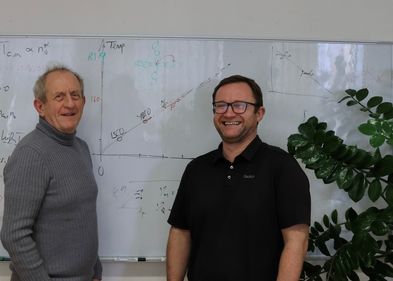 Prof. Dr. Jürgen Haase (links) und Michael Jurkutat forschen zu Supraleitern.