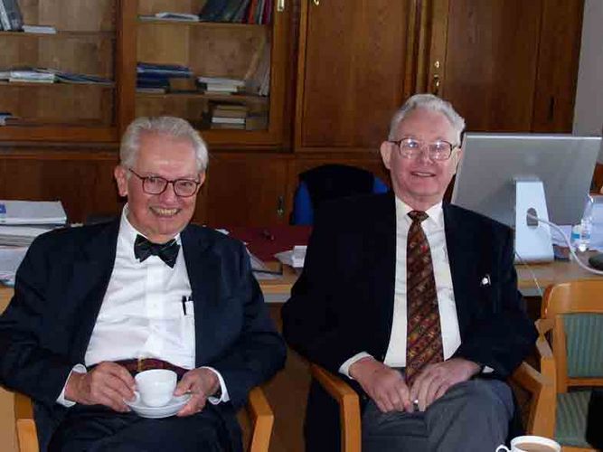 links: Professor Dr. Charles P. Slichter, rechts: Professor Dr. Sir Peter Mansfield, beide sitzend in einem Büro