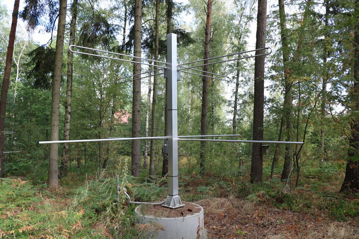 Klimatologische Beobachtungen: Das VHF-Meteorradar steht im Mischwald am Observatorium Collm zur Messung des horizontalen Windes und der Temperatur. Foto: Christoph Jacobi / Universität Leipzig