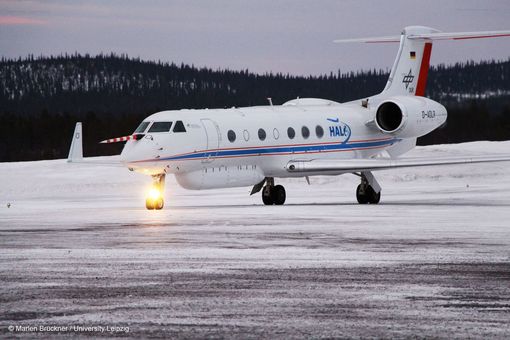 Das Forschungsflugzeug HALO kommt am Flughafen Kiruna, Schweden, an. HALO-(AC)³ Kampagne im März 2022.
