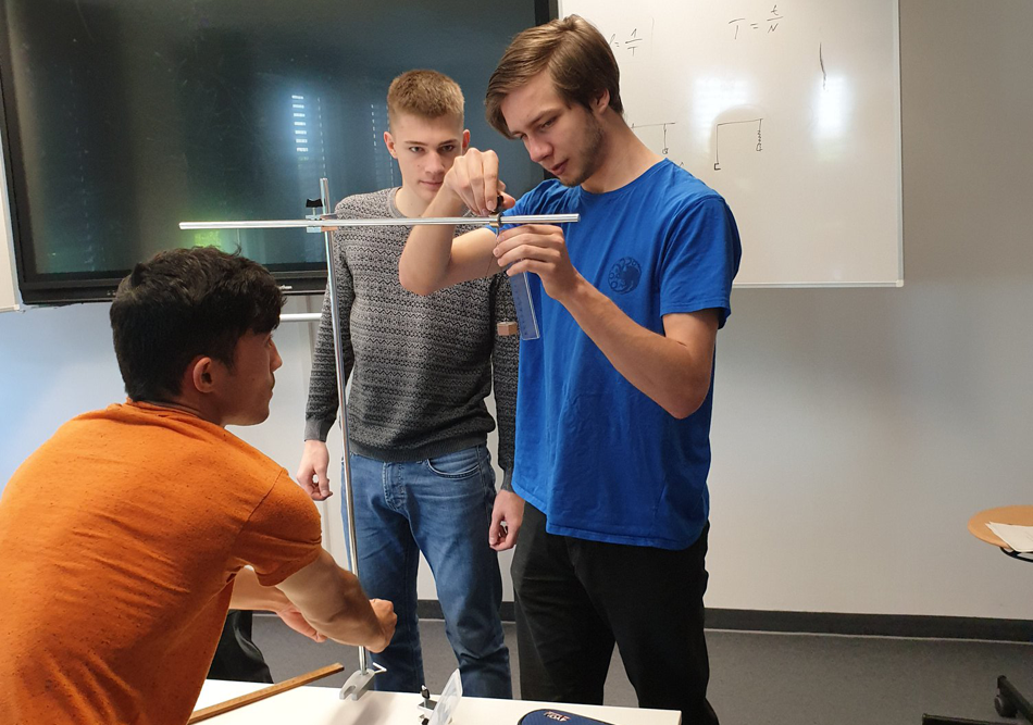 Drei Schüler der Arwed-Rossbach-Schule beim Experimentieren