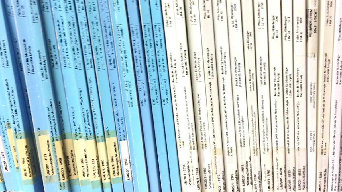 Blue and white brochures of the publication series "Wissenschaftliche Mitteilungen" on the shelf. Photo: Katrin Schandert