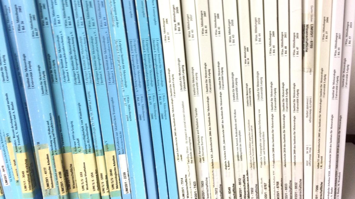 enlarge the image: Blue and white brochures of the publication series "Wissenschaftliche Mitteilungen" on the shelf. Photo: Katrin Schandert
