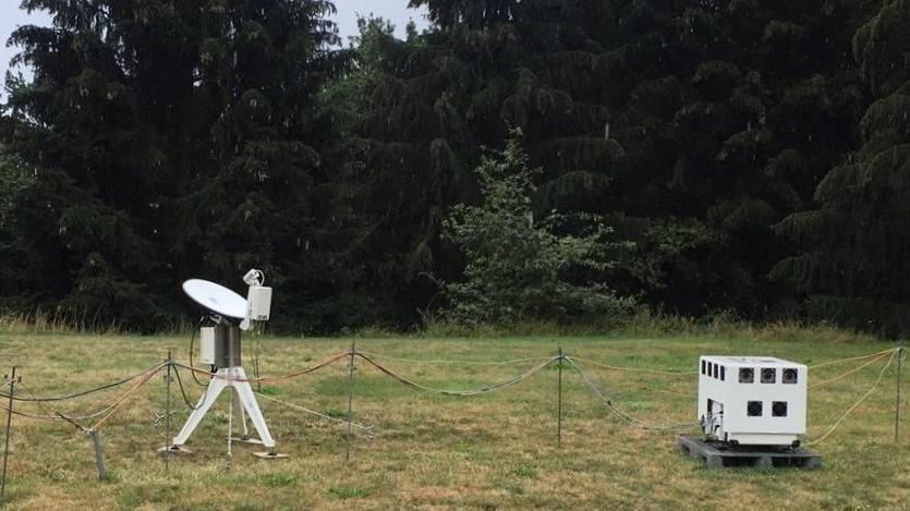 zur Vergrößerungsansicht des Bildes: MRR-Pro Mikroregenradar LIMRAD24 (links) und Leosphere Windcube LIMCUBE (rechts) auf der Messstation beim DWD in Lindenberg. Foto: A. Trosits