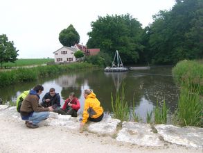 Studierende führen hydrologische Untersuchungen am Weiher am ehemaligen Karlsgraben durch, Foto: Institut für Geographie