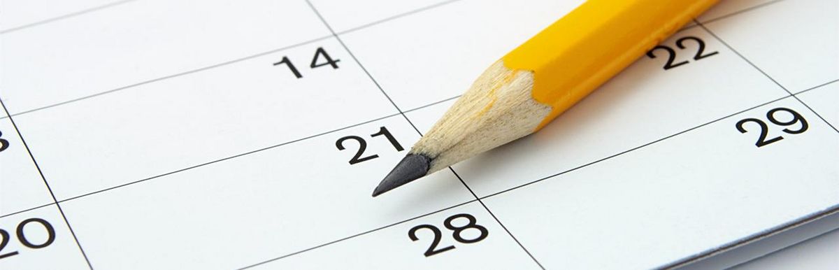 Ausschnitt eines Kalenders, auf dem ein Bleistift liegt