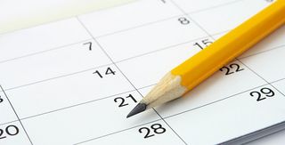 Ausschnitt eines Kalenders, auf dem ein Bleistift liegt