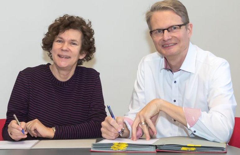 Rektorin Beate Schücking und „BuildMoNa“-Sprecher Marius Grundmann beim Unterzeichnen der Zielvereinbarung