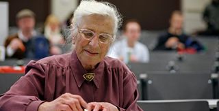 Ältere Frau im Hörsaal beim Seniorenstudium