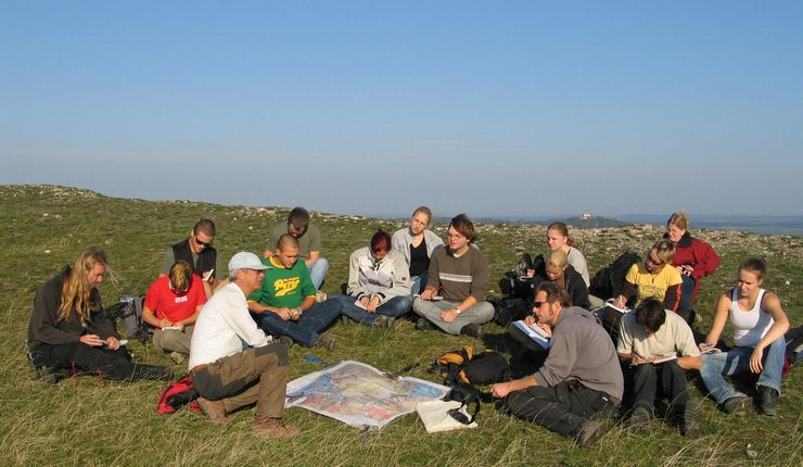 Prof. Ehrmann discusses the geology of the Nördlinger Ries with students. Photo: Gerhard Schmiedl