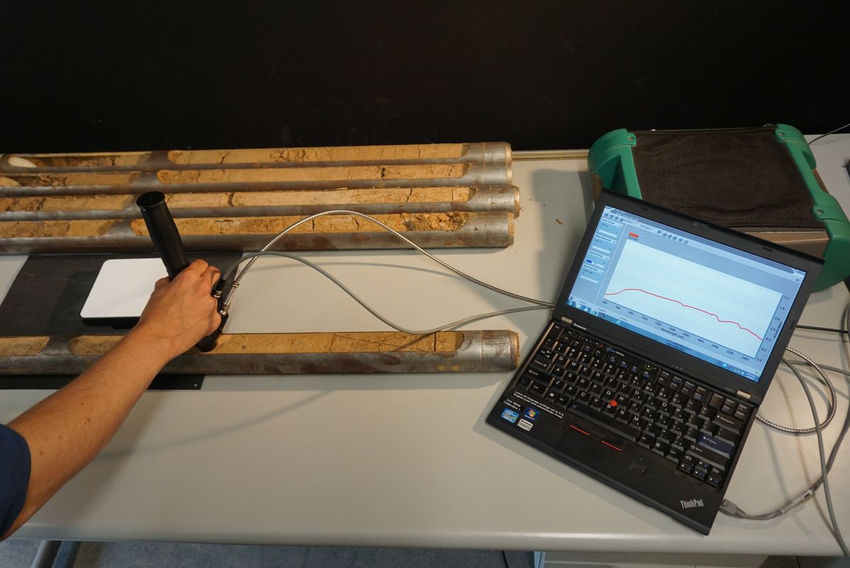 Eine Person nutzt eine Kontaktsonde für Spektralmessungen an verschiedenen Sedimentbohrkernen, Foto: M.Seidel